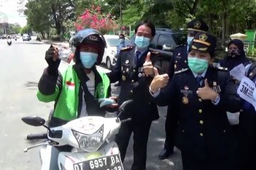 Kemenkumham Sultra bagikan ribuan masker untuk warga