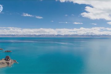 Pemandangan spektakuler danau-danau di dataran tinggi Tibet