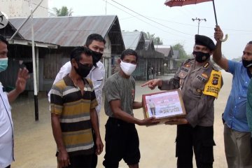 Polda Kalteng salurkan bantuan korban banjir lewat udara