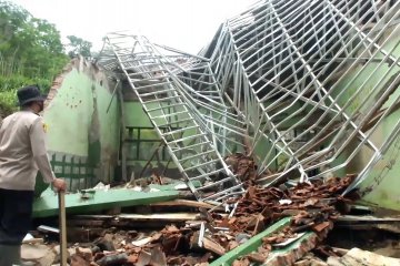 Banjir bandang robohkan bangunan sekolah di Jember