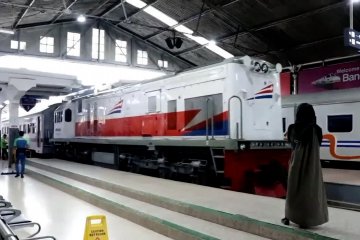 Antisipasi dampak unjuk rasa, KA jarak jauh berhenti di Stasiun Jatinegara