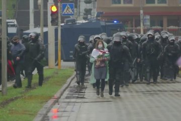 Polisi Minsk bubarkan demonstran dengan meriam air dan granat kejut