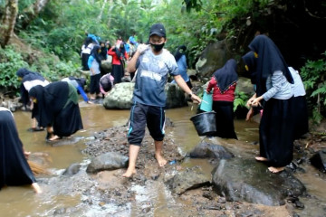 Ratusan Santri Ponpes Darunnajah bersihkan sampah di sungai