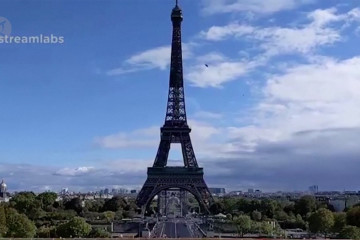 Spanduk Pemberontak dibentangkan di Menara Eiffel