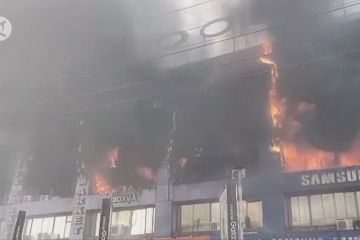 Kebakaran hebat lalap puluhan toko di pusat elektronik terkenal di Lahore, Pakistan