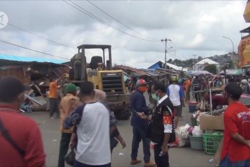 Pemkot Ambon bongkar ratusan lapak pedagang di Pasar Apung Mardika