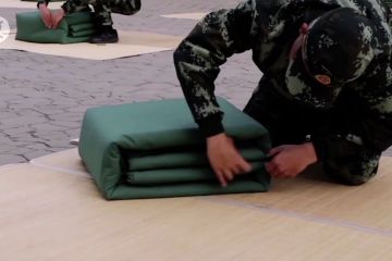 Intip lomba melipat selimut para prajurit di China