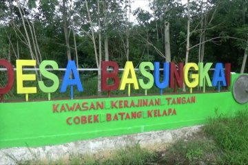 Desa Basungkai sentra pengrajin cobek dari batang pohon kelapa