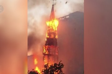 Menara gereja Santiago runtuh terbakar di tengah demo yang mencekam