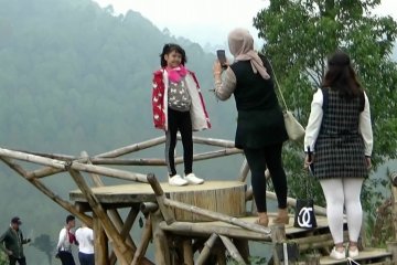 Menikmati swafoto di Bukit Nirwana