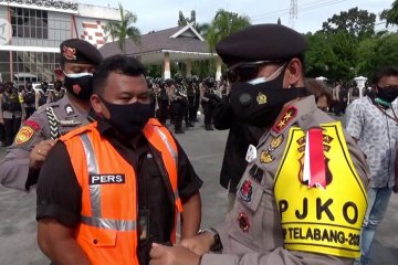 Polda kalteng beri rompi kepada jurnalis peliput unjuk rasa