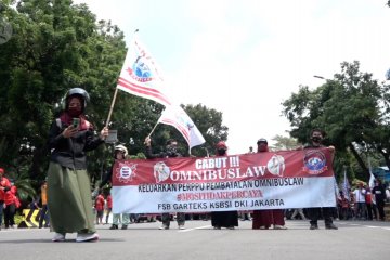 Unjuk rasa buruh kembali digelar, polisi cegah jalan ke Istana Merdeka