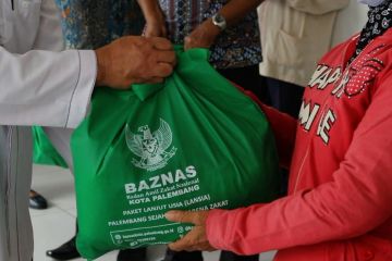 Baznas Palembang salurkan ratusan paket sembako untuk lansia saat pandemi