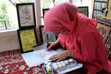 Gadis muda yang menjaga seni kaligrafi ayahnya tetap lestari