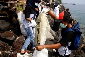 Mahasiswa Ternate peringati Hari Sumpah pemuda dengan bersih-bersih laut