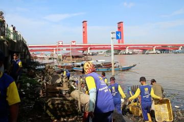 Pemkot bersama warga gotong-royong bersihkan Sungai Musi dari sampah