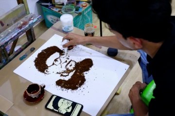 Seniman Irak melukis dengan kopi di atas akrilik