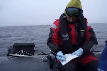 Menjelajahi laut dalam Arktik
