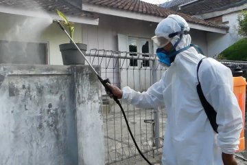 Petugas semprot disinfektan di klaster baru COVID-19 Temanggung