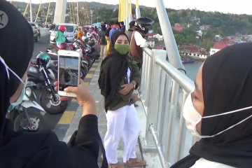 Jadi lokasi swafoto, ribuan warga padati Jembatan Teluk Kendari