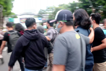 Polisi Surabaya amankan 169 pemuda di tengah aksi tolak  UU Cipta Kerja