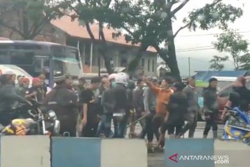 Kemarin, bentrok ormas di Sukabumi hingga Herry Nurhayat bebas