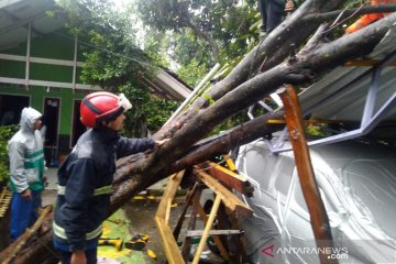 Puluhan rumah di Cicalengka Bandung rusak diterpa angin kencang