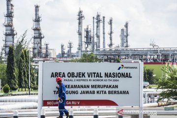 Harga minyak berakhir sedikit beragam, persediaan AS turun