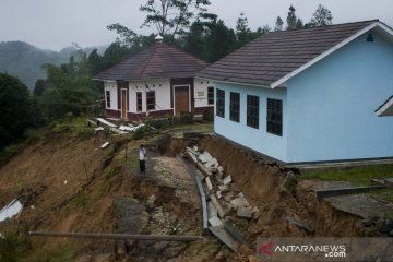 Gedung sekolah terancam longsor di Lebak