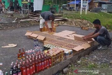 Polisi tangani kasus 884 botol minuman keras ilegal diamankan TNI