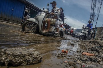 Jalan rusak dan berlubang di Kabupaten Bogor