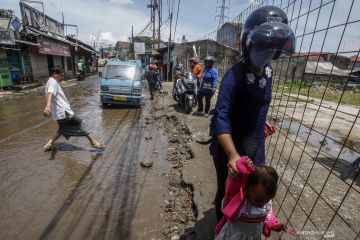 Jalan Rusak Dan Berlubang Di Kabupaten Bogor - ANTARA News