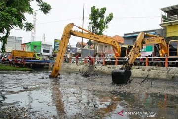 15 kendaraan berat dikerahkan normalisasi Sungai Kalibokor Surabaya