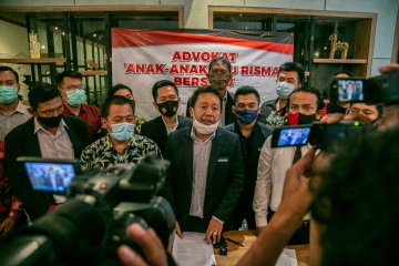65 advokat di Surabaya bersatu membela Wali Kota Risma