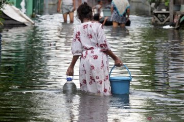 Bantuan air bersih untuk korban banjir di Pasuruan