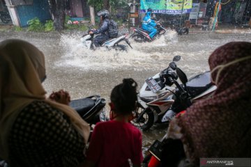 Hujan turun, air menggenang 60 cm akibat drainase buruk di Kabupaten Tangerang