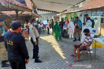 396 warga di perbatasan Surabaya jalani swab test COVID-19
