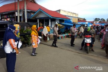 Pemkab Mukomuko edukasi masyarakat manfaat pakai masker tiga lapis