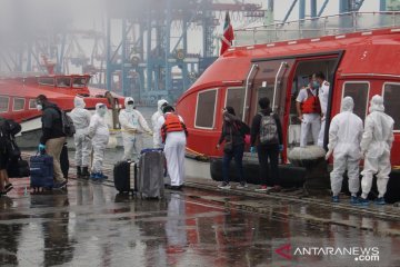 16 ABK MV Norwegian Escape dievakuasi menuju Hotel Mercure Batavia