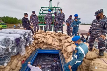 TNI AL tangkap kapal angkut elektronik dan bahan tekstil impor ilegal