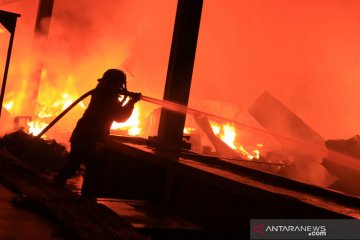 Kebakaran pasar loak di Pasuruan