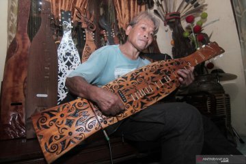 Produksi alat musik Sape khas Dayak