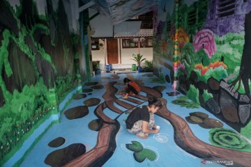 Menggambar mural di lingkungan sekolah