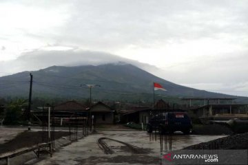 Kemarin Sinabung luncurkan awan panas, status Merapi siaga