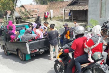 Sebagian warga desa di sekitar Gunung Merapi mulai mengungsi