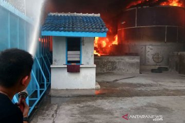 Gudang pengolahan getah pinus di Deli Serdang terbakar