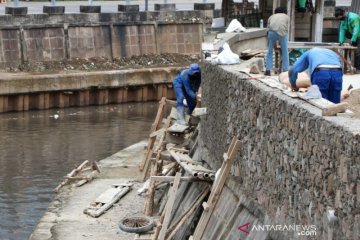 Cegah kecelakaan, tanggul Kali Ciliwung di Senen ditinggikan