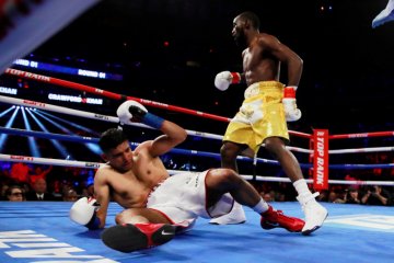 Crawford tumbangkan Brook dengan TKO ronde keempat