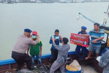 SPKKL Tanjung Balai Karimun bagikan masker ke nelayan
