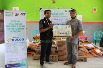 ACT-Bulog Maluku salurkan bantuan pangan gratis untuk santri di Ambon